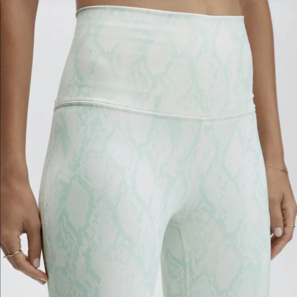 NWT Fabletics Define Ultra High-Waisted Powerhold 7/8 Leggings Sz Small - Picture 5 of 9